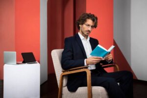 How CEOs Build Knowledge Before Breakfast